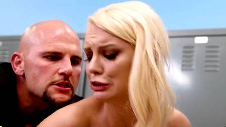 Спортсмен в раздевалке ебет преданную фанатку