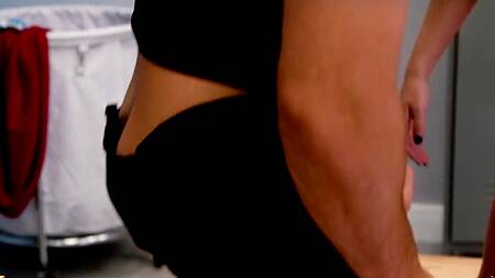 Спортсмен в раздевалке ебет преданную фанатку