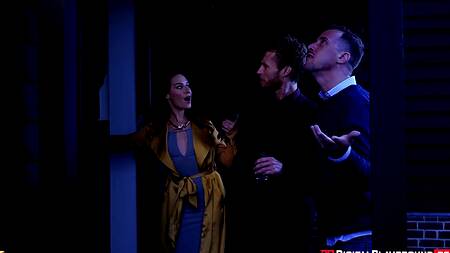 Ребята присоединяются к милфе в ванной и трахают её