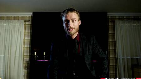 Ребята присоединяются к милфе в ванной и трахают её