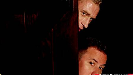 Ребята присоединяются к милфе в ванной и трахают её