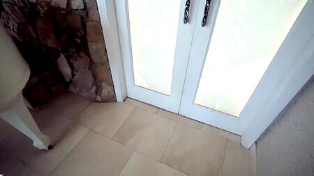 Привлекательная хозяйка легко соблазнила сантехника