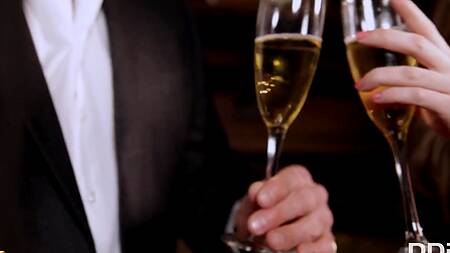 Развратная горничная страстно ублажает хозяина