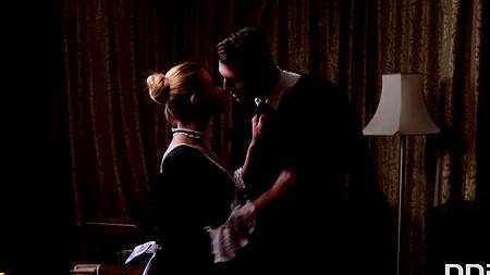 Развратная горничная страстно ублажает хозяина