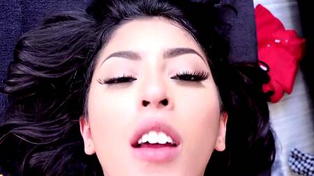 Поиграл с подругой в игру и засунул хуй в её ротик