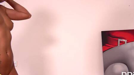 Красивая блондинка после свидания смачно сосет член