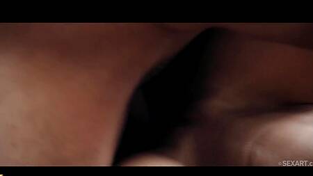 Влюбленная пара чувственно трахается после катания на лыжах