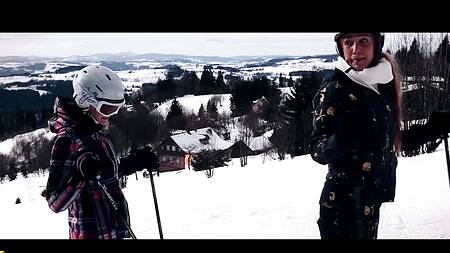 Влюбленная пара чувственно трахается после катания на лыжах