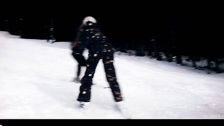 Влюбленная пара чувственно трахается после катания на лыжах