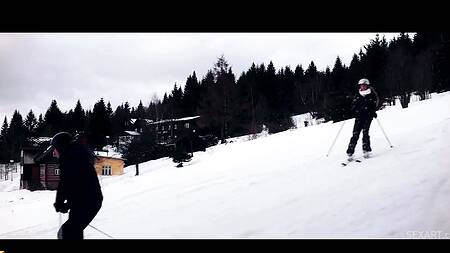 Влюбленная пара чувственно трахается после катания на лыжах