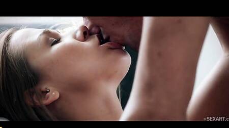 Влюбленная пара чувственно трахается после катания на лыжах