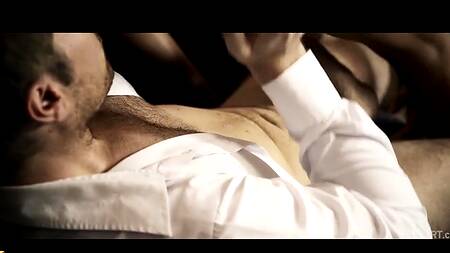 Супружеская пара приглашает негритянку для секса втроем