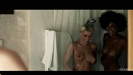 Супружеская пара приглашает негритянку для секса втроем