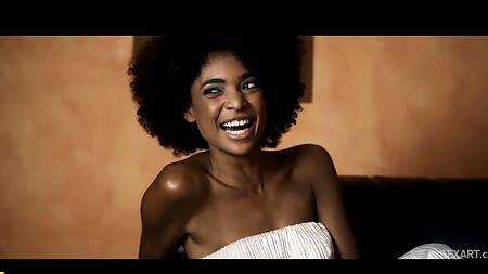 Супружеская пара приглашает негритянку для секса втроем