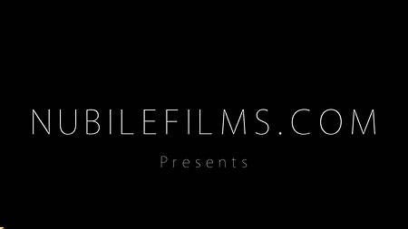 Красотка раздевается в ателье и соблазняет портного