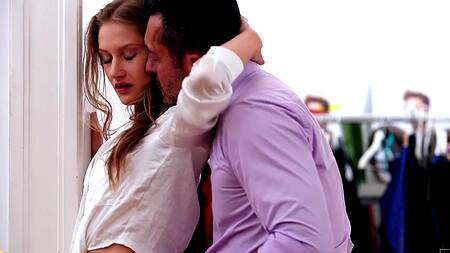 Красотка раздевается в ателье и соблазняет портного