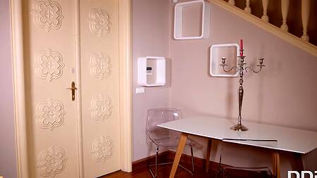 Красотка в ванной дрочит хуй ногами и дает в попку