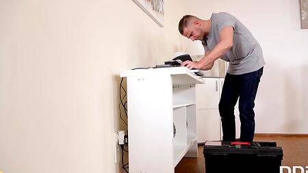 Красотка в ванной дрочит хуй ногами и дает в попку