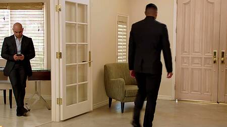 Жопастая красотка ебется в попку, чтобы влюбить богача