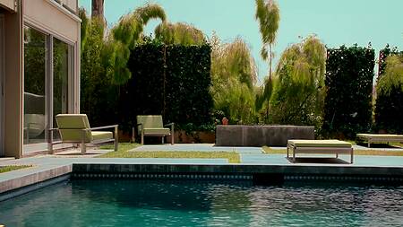 Застает любимую в душе и трахает её в упругую попку