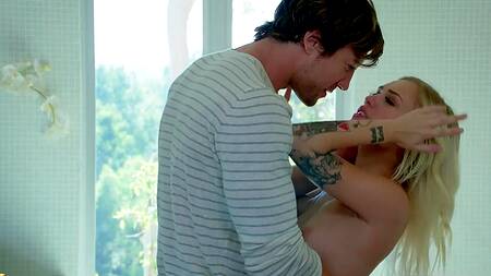 Застает любимую в душе и трахает её в упругую попку