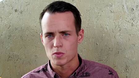 Лижет волосатую киску брюнетки и активно её трахает