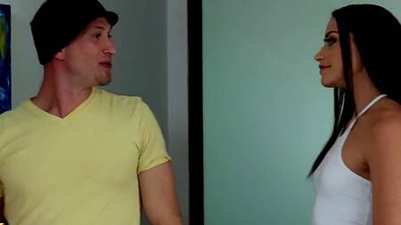 Лижет волосатую киску брюнетки и активно её трахает