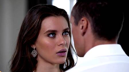 Две красотки в шикарном белье удовлетворяют трех мужчин