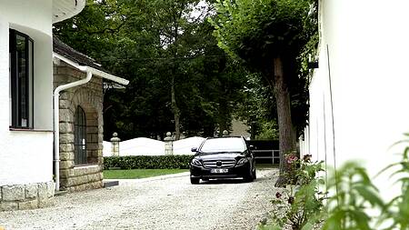 Две красотки в шикарном белье удовлетворяют трех мужчин