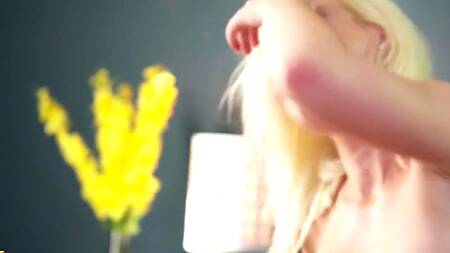 Муж хочет, чтобы блондинка расслабилась, поэтому трахает её