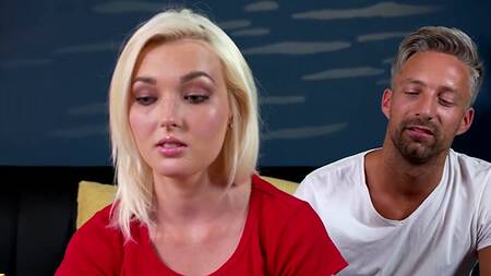 Муж хочет, чтобы блондинка расслабилась, поэтому трахает её