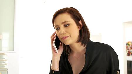 Стеснительная девушка на эротической фотосессии занялась сексом