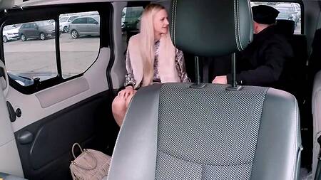 Скромная пассажирка соглашается заняться сексом с таксистом