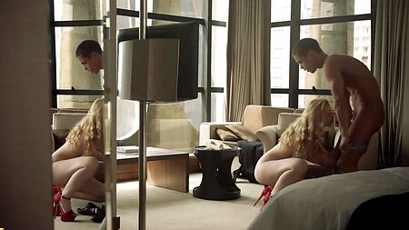 Супружеская пара смотрит на лесбиянок и занимается сексом