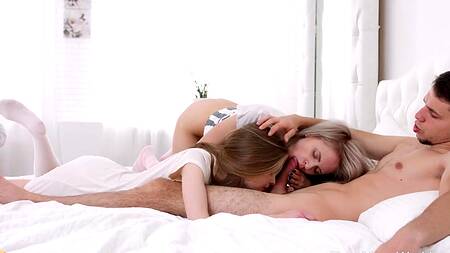 Парень вместо дрочки трахает двух милых подруг