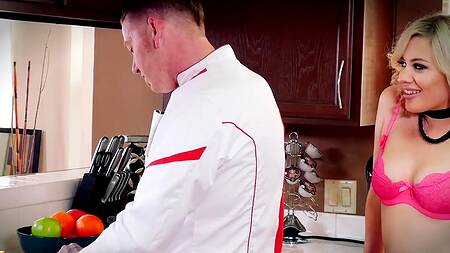 Хозяйка соблазняет на секс именитого повара