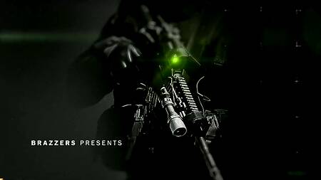 Мужик в бункере ебет сразу трех красоток во время зомби-апокалипсиса