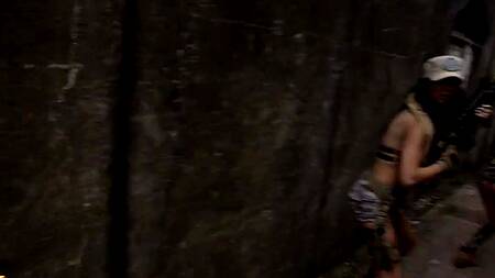 Мужик в бункере ебет сразу трех красоток во время зомби-апокалипсиса