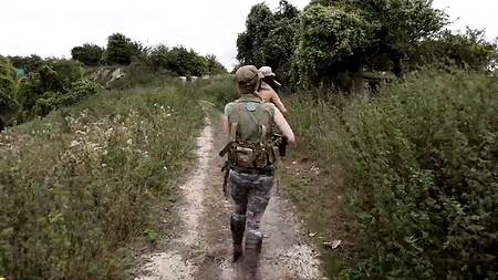 Мужик в бункере ебет сразу трех красоток во время зомби-апокалипсиса