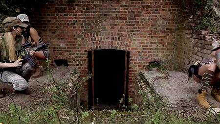 Мужик в бункере ебет сразу трех красоток во время зомби-апокалипсиса