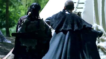 Воин перед сражением трахает в палатке грудастую воительницу