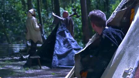 Воин перед сражением трахает в палатке грудастую воительницу