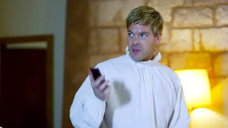 Парень после съемок в игре престолов трахает двух телок