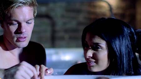 Парень после съемок в игре престолов трахает двух телок