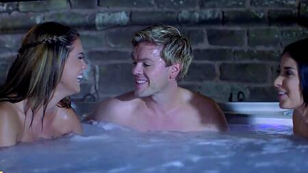 Парень после съемок в игре престолов трахает двух телок