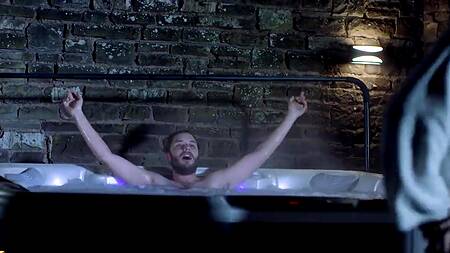 Парень после съемок в игре престолов трахает двух телок