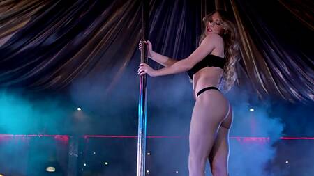 Владелец стриптиз клуба трахает новенькую танцовщицу