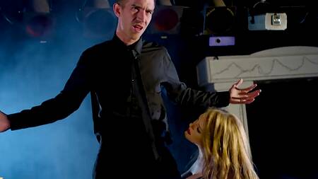 Владелец стриптиз клуба трахает новенькую танцовщицу