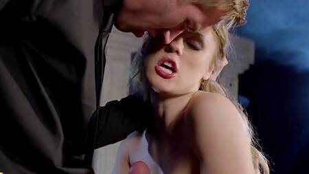 Владелец стриптиз клуба трахает новенькую танцовщицу