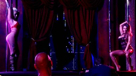Горячие стриптизерши ублажают у шеста неугомонного Джонни Синса